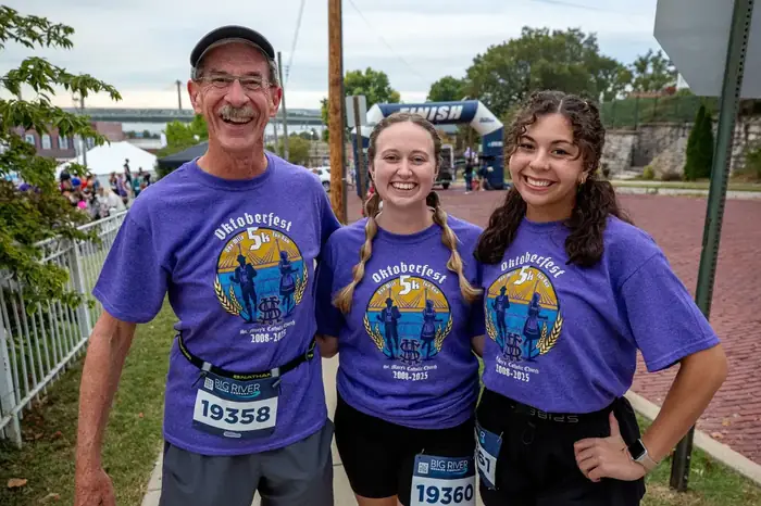 Runners smiling before the Oktoberfest race
